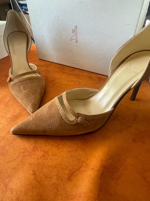 Branded women's pumps new