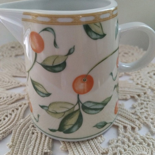Flirt milk jug like new with orange design