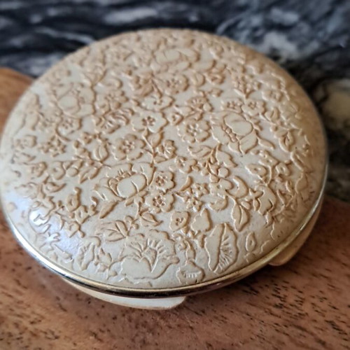 Avon vintage powder from the 70s used in good condition
