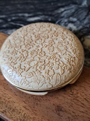 Avon vintage powder from the 70s used in good condition