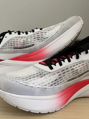 Under Armour Velociti Pace αθλητικά παπούτσια καινούργια, μέγεθος 45, άσπρο κόκκινο μαύρο