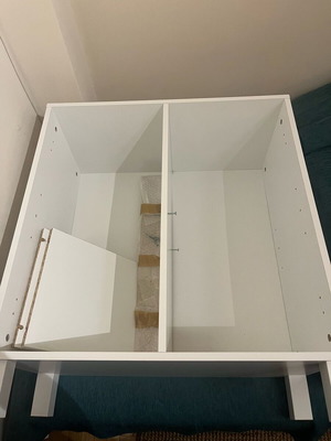 Βιβλιοθήκη JYSK SKALS μεταχειρισμένη με μικρή φθορά από υγρασία