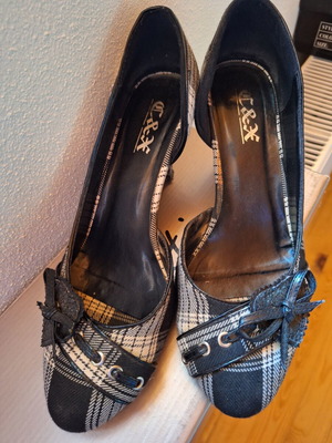 Black and white pumps, size 39