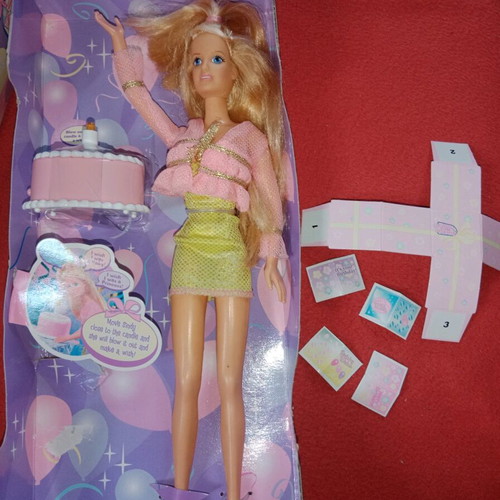 Sindy Birthday Surprise doll like new 1999-2000