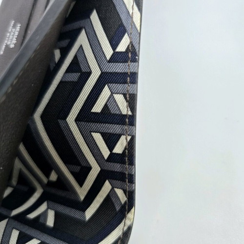 Hermes wallet like new, brown leather with silk lining