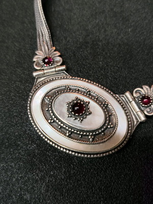 Silver 925 necklace used with oval pendant and red stones