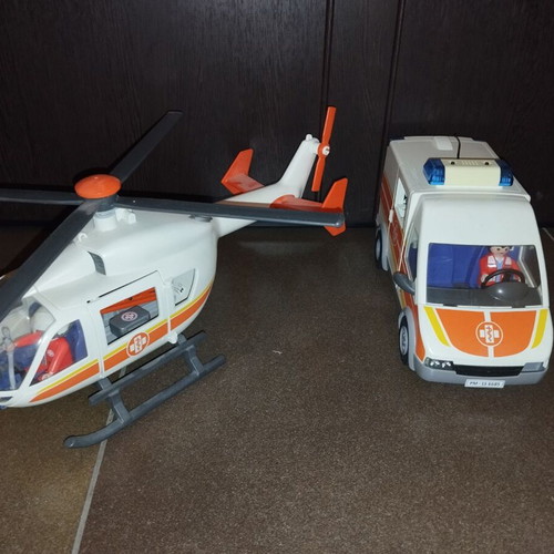 Playmobil large pediatric clinic with ambulance and rescue helicopter like new
