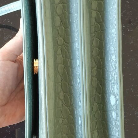 Bag like new with detachable strap and magnetic clasp