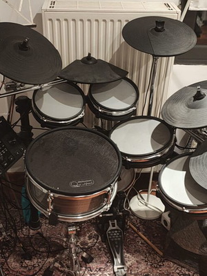 Millenium MPS-850 E-Drum Set with 2 extra cymbals, 1 extra tom and MPS-1000 snare like new