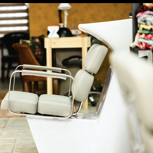 Hairdressing chairs and shampoo basin like new, set of 2+1