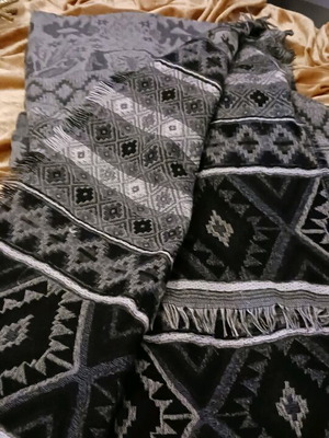 Double-sided pashmina like new, black and white