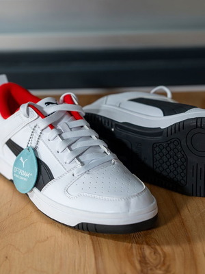 Puma Sneakers like new with defect on front right shoe size 42.5