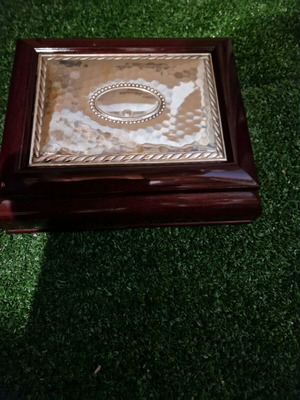 Μπιζούτιερα ξύλινη σαν καινούργια με καθρέφτη