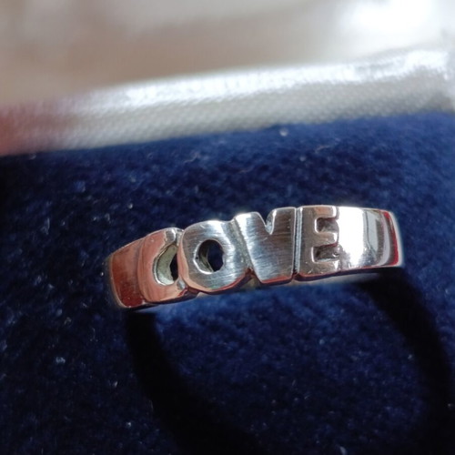 Ασημένιο δαχτυλίδι με τη λέξη LOVE, νούμερο 56