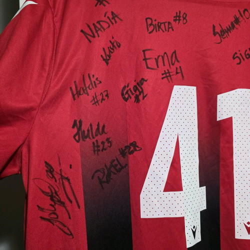 Þróttur Reykjavík jersey with autographs like new, unique