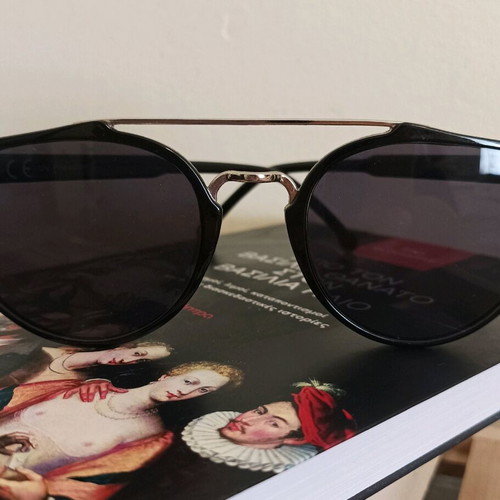 Sunglasses with black frame like new