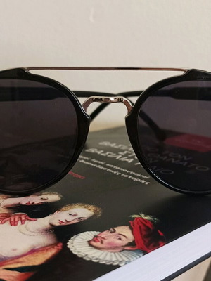 Sunglasses with black frame like new