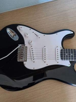 Harley Benton ST-20 BK electric guitar with Marshall MS-2C Micro Amp new, left-handed