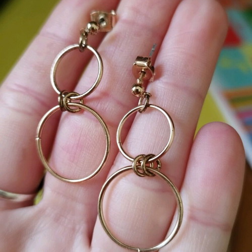 Geometric earrings used in gold color