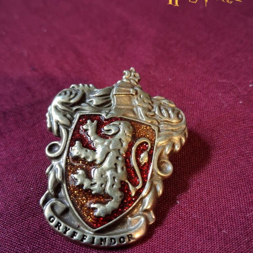 Harry Potter metal pin set new, 5 Hogwarts houses and crest