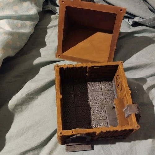 Dnd house like new with small broken part on roof