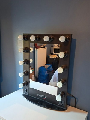 Makeup mirror with 12 lamps like new