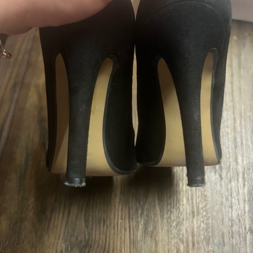 Moustakis black leather pumps size 35 like new with box