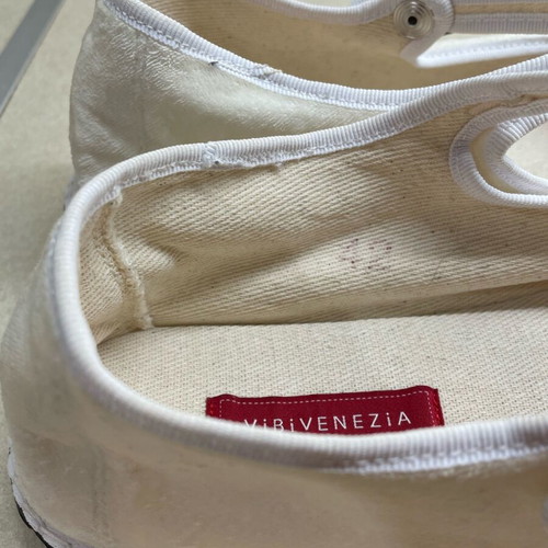 Vibi Venezia Mary Jane Bianca 42 in like new condition