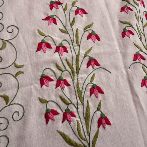 Embroidered table runner with pink flowers, 85x43 cm