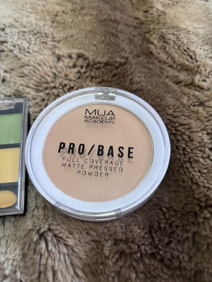 MUA pro/base powder full coverage #150 καινούργιο με δώρο σκιές Glamorous