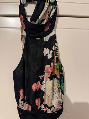 Zara top with floral design, size M, like new