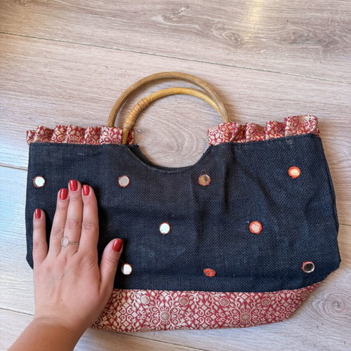 Handbag like new with unique design and large capacity, black and red