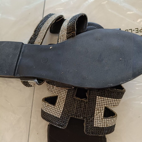 Voi & Noi black flat sandals like new, size 39 with silver rhinestones