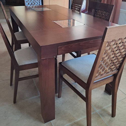 Dining set with 6 walnut chairs extendable, like new