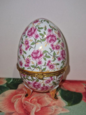 Limoge porcelain egg like new, large decorative collectible