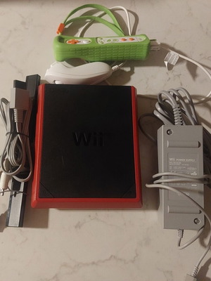 Nintendo Wii Mini σαν καινούργιο με 2 παιχνίδια FIFA14 και Mario Kart