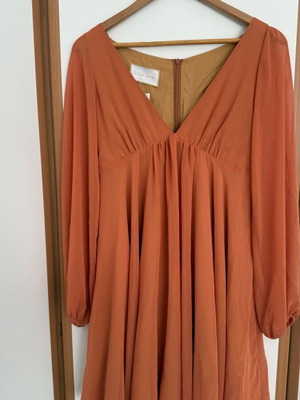 Рокля Lila Nova прасковен цвят нова, един размер