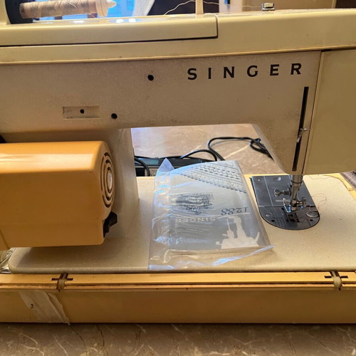 Singer sewing machine full extra like new with all accessories