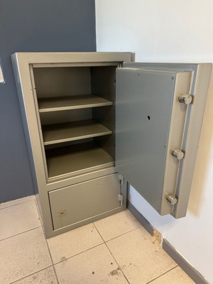 Armored safe like new, 59x50x110 cm, combination lock with key