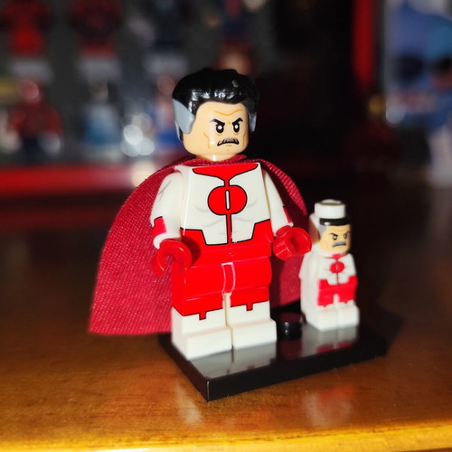 Omni-Man figure like new with base, red cape, and pawn