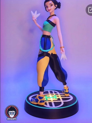 Φιγούρα Zoey Hundrix καινούργια, 39 εκ.