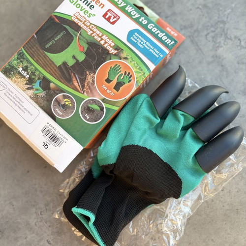 Garden Genie Gloves with Claws set of 2, brand new