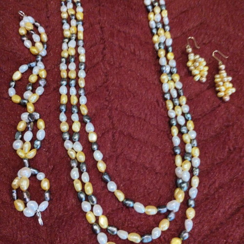 Natural pearl set like new with necklace, bracelet and earrings