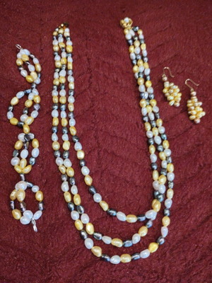 Natural pearl set like new with necklace, bracelet and earrings