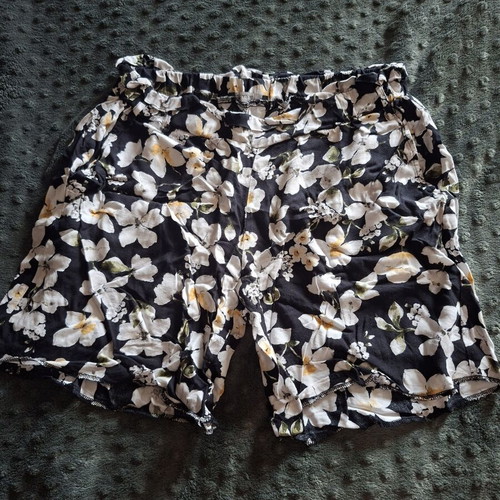Women's floral shorts like new, size L, black and white