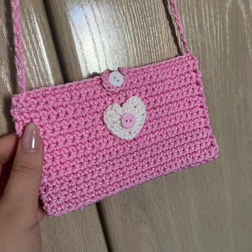 Children's pink knitted bag with heart and button