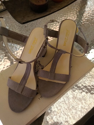 Gray sandals new, size 36, suede texture, 7.5 cm heel