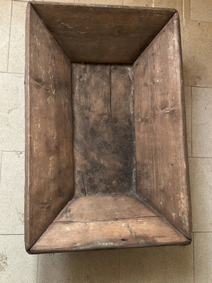 Wooden trough used, length 81 cm, width 53 cm, height 20 cm