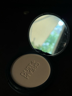 Dust and cream powder.