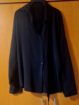 Women's shirt black, like new, loose fit, size L